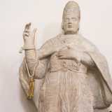 ...permangono in questa chiesa anche elementi pi� antichi. Come la scultura raffigurante San Leone, del 1671...